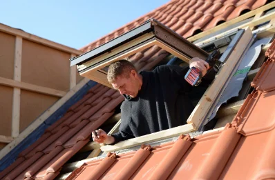 Pose de fenêtres de toit Velux à Lelin-Lapujolle
